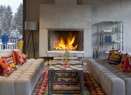 Lounge area and fireplace - Hotel Totem, Flaine