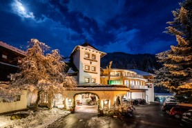 Hotel Tetras Lodge Exterior at Night