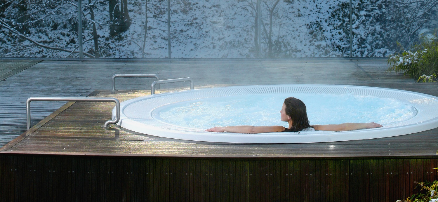 Terrace Jacuzzi in the snow - Aquensis Grand Tourmalet