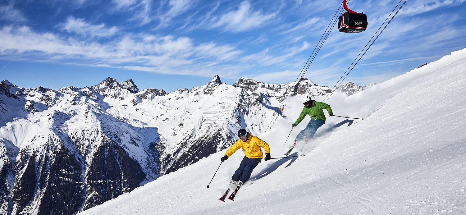 Two skiers using dynamic turns in Ischgl