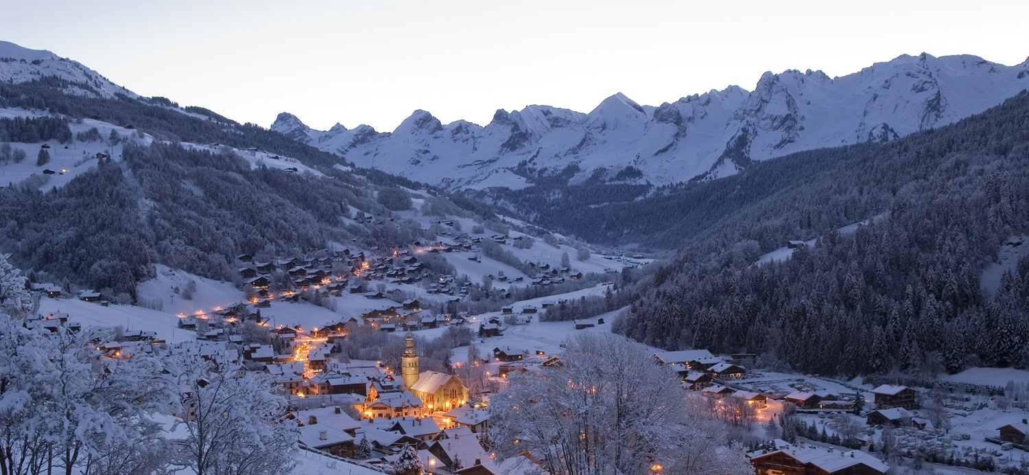 Ski holidays to France with Ski Weekends ©G.Lansard-Aravis Le Grand-Bornand Village view at night