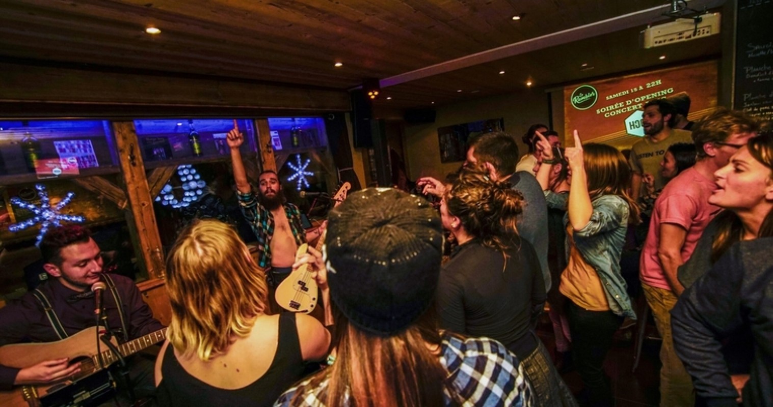 Apres ski in La Rambler bar, Meribel Mottaret