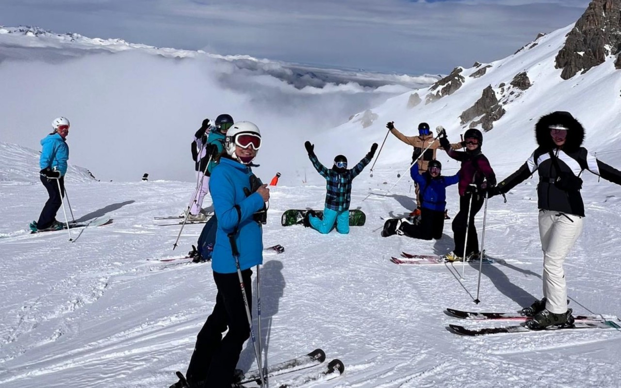 Solo ski holiday group in Les Gets Solo ski holiday group skiing