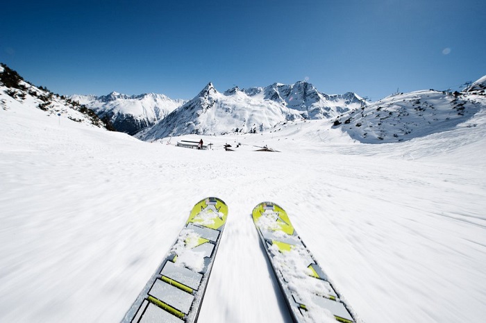 skier sur les pistes ensoleillées 