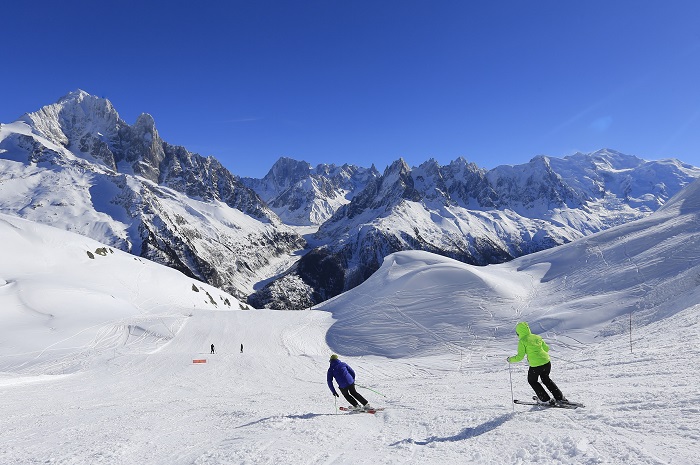 Group ski breaks with Skiweekends Two skiers in the three valleys