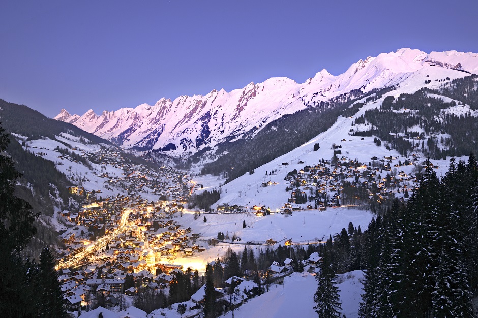 La Clusaz from above at night 