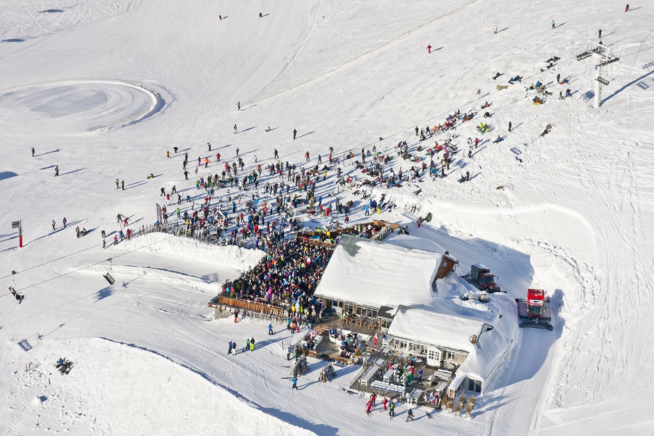 Large crowded bar on the Val Thorens slopes 